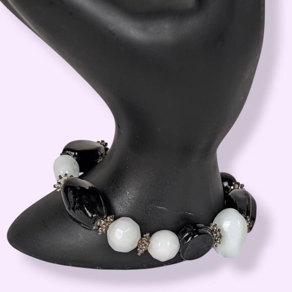 (2/$20) Vintage B&W Glass Stretch Bracelet - Picture 1 of 5